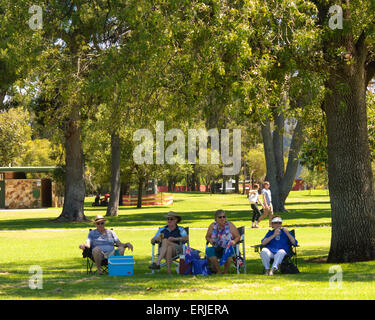 Gli spettatori a guardare la gara ciclistica in Adelaide, SA, Australia Foto Stock