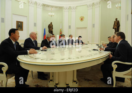 Mosca, Russia. Il 3 giugno, 2015. Il presidente russo Vladimir Putin (seconda R) si è incontrato con la visita dei ministri degli esteri della SCO gli Stati membri nel Cremlino di Mosca, Russia, il 3 giugno 2015. © Dai Tianfang/Xinhua/Alamy Live News Foto Stock