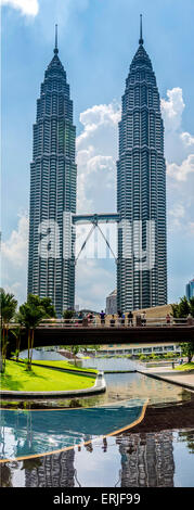 Petronas Twin Towers, Kuala Lumpur, Malesia. taman KLCC (Kuala Lumpur City Centre park) Foto Stock