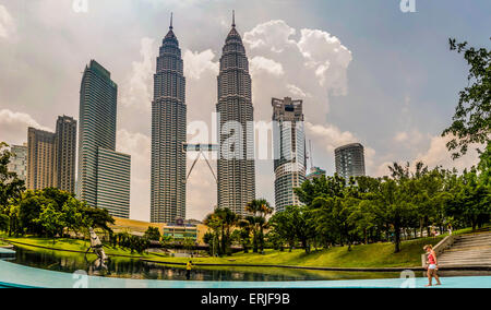 Petronas Twin Towers, Kuala Lumpur, Malesia. Taman KLCC (kuala lumpur City Centre Park) Foto Stock