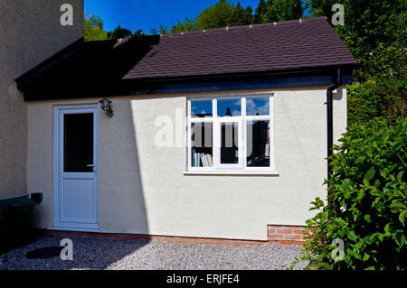 Esterno di piccola estensione contenente un home office su una casa nel Derbyshire England Regno Unito Foto Stock