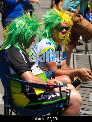 Gli spettatori a guardare la gara ciclistica in Adelaide, SA, Australia Foto Stock