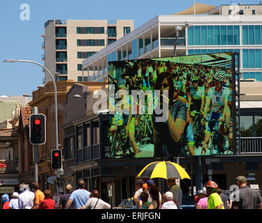 Gli spettatori a guardare la gara ciclistica in Adelaide, SA, Australia Foto Stock