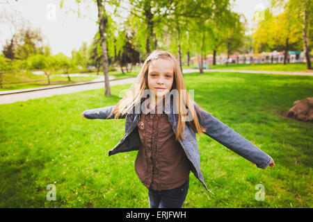 Gratis ragazza felice avendo divertimento all'aperto. Concetto di libertà. Foto Stock