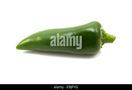 Piccolo piccante di peperoncino verde isolato su uno sfondo bianco Foto Stock