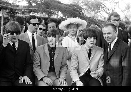 I Beatles a Hollywood party in giardino sul loro tour americano. Da sinistra a destra: John Lennon e Ringo Starr e Paul McCartney. Circa il 27 agosto 1964 Foto Stock