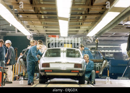 L'ultimo Jaguar XJ6 ad essere costruita sulla vecchia linea di produzione raggiunge la fine della traccia. Jaguar è investire £ 8,5 milioni in strappando e sostituendo la propria linea di produzione alla sua Brown's Lane impianto. 8 Luglio 1993 Foto Stock