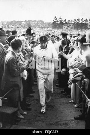 Australian cricket tournée in Inghilterra per le ceneri. Inghilterra v Australia terzo Test match a Headingley. Inghilterra hero Freddie Trueman conduce la sua squadra in dopo la sua grande prestazione di cinque per 58. 6 luglio 1961. Foto Stock