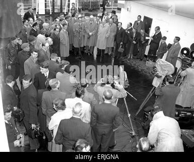 Tour Australiano della Gran Bretagna per la cenere. La squadra australiana di arrivare. Il 24 aprile 1956. Foto Stock