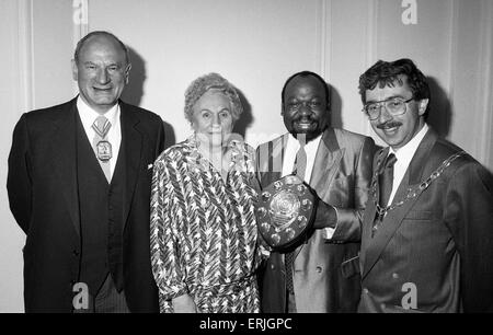 Gus Williams, vincitore dell'ambasciatore per la concorrenza di Birmingham, raffigurato con i compagni di finalisti, a casa Consiglio, 14 settembre 1989. Foto Stock