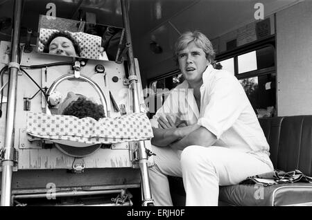 Tour Australiano della Gran Bretagna per la cenere. Australian cricketer Kerry O'Keefe chat per ventola di cricket Margaret Dixon nel suo polmone di ferro durante l'Australia v resto del mondo corrispondono a Arundel. Il 18 agosto 1977. Foto Stock