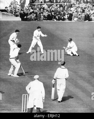 Australian cricket tournée in Inghilterra per le ceneri. Inghilterra v Australia quarto Test match a Old Trafford. Fred Trueman gridando dopo Subba Row sceso lary off Trueman la vaschetta. Il 29 luglio 1961. Foto Stock