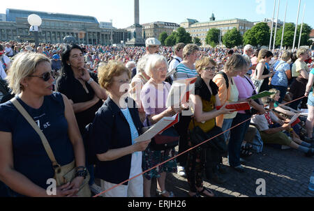 Stuttgart, Germania. 03 Giugno, 2015. I partecipanti all'apertura servizio di culto presso la chiesa 2015 Congresso stand su una piazza di sovraffollamento di Stoccarda, Germania, 03 giugno 2015. Foto: BERND WEISSBROD/dpa/Alamy Live News Foto Stock