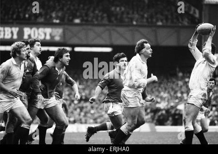 Il Rugby 5 Nazioni partita internazionale a Twickenham. Inghilterra 12 v Francia 16. Azione durante il match che coinvolgono l'Inghilterra del Bill Beaumont. Xxi Marzo 1981. Foto Stock