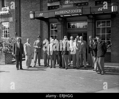 Tour Australiano della Gran Bretagna per la cenere. Qui sono nella foto durante la loro visita alla fabbrica di Heinz. Agosto 1953. Foto Stock