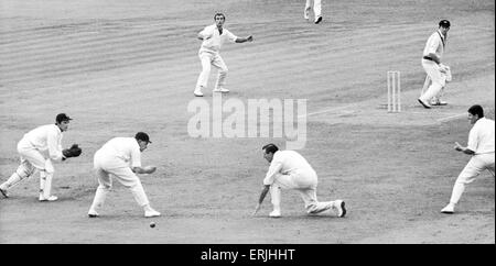 Australian cricket tournée in Inghilterra per le ceneri. Inghilterra v Australia terzo Test match a Edgbaston. Colin Cowdrey manca questa palla in scivola Ian Chappell da bowler David Brown. Il 15 luglio 1968. Foto Stock