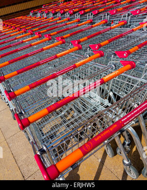 Carrelli in metallo parcheggiato al di fuori di un ramo del supermercato Sainsburys nel Derbyshire England Regno Unito Foto Stock