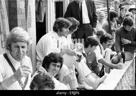 Tour Australiano della Gran Bretagna per la cenere. Ultimo giorno della quinta prova al ovale, England v Australia. Aussie giocatori bere come si celebra la vittoria. Il 16 agosto 1972. Foto Stock