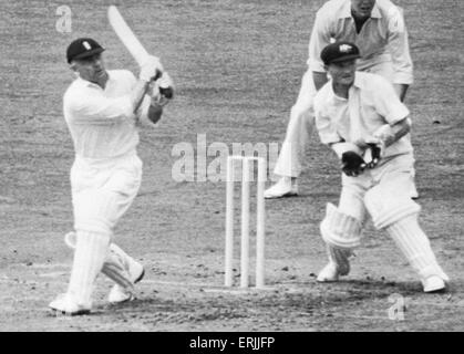 Australian cricket tournée in Inghilterra per le ceneri. Inghilterra v Australia terzo Test match a Headingley. Cyril Washbrook. 13 luglio 1956. Foto Stock