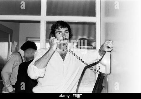 Tour Australiano della Gran Bretagna per la cenere. Primo test match a Old Trafford tra Inghilterra e Australia. Dennis Lillee risponde al telefono. Giugno 1972. Foto Stock