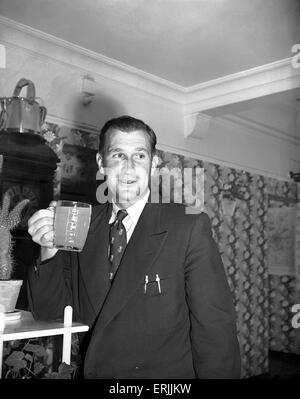 Tour Australiano della Gran Bretagna per la cenere. Cricketer inglese Jim Laker a Lynn dopo il suo trionfale quarta prova a Old Trafford. Il 31 luglio 1956. Foto Stock