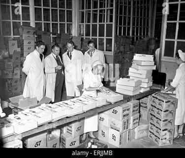 Tour Australiano della Gran Bretagna per la cenere. Qui sono nella foto durante la loro visita alla fabbrica di Heinz. Agosto 1953. Foto Stock