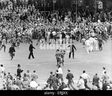 Inghilterra v Australia quinta prova corrisponde al ovale per le ceneri. La folla rush su il passo alla fine come si celebra l'Inghilterra del 1-0 vincere in serie. 19 agosto 1953. Foto Stock