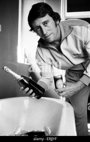 Tour Australiano della Gran Bretagna per la cenere. Ultimo giorno della quinta prova al ovale, England v Australia. Capitano australiano Ian Chappell prende una bottiglia di champagne dal bagno di ghiaccio mentre si beve una lattina di birra come il team di celebrare la vittoria. Il 16 agosto 1972. Foto Stock