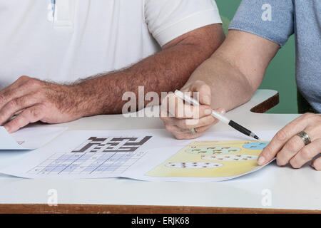 Coppia di anziani carte da gioco Foto Stock