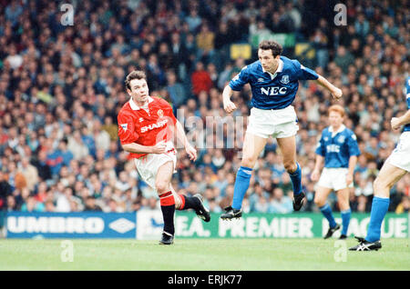 Everton 0-2 Manchester United, league a Goodison Park, sabato 12 settembre 1992. Brian McClair (sinistra) e Barry Horne. Foto Stock