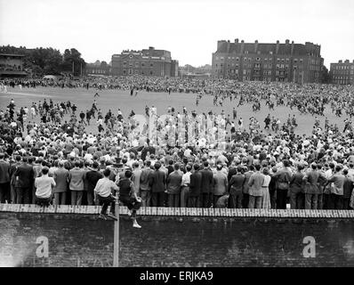 Inghilterra v Australia quinta prova corrisponde al ovale per le ceneri. La folla rush su il passo alla fine come si celebra l'Inghilterra del 1-0 vincere in serie. 19 agosto 1953. Foto Stock