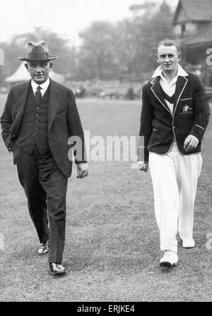 Tour Australiano della Gran Bretagna per la cenere. Australian cricketer Stan McCabe (destra) e tour tesoriere Howard T. Giugno 1930. Foto Stock