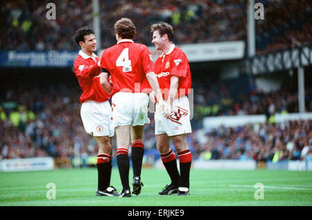 Everton 0-2 Manchester United, league a Goodison Park, sabato 12 settembre 1992. Steve Bruce si congratula con i compagni di squadra Ryan vedi figg. *** (sinistra) e Brian McClair (a destra), dopo il punteggio obiettivo. Foto Stock