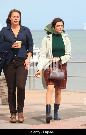 Teignmouth, Devon, Regno Unito. Il 3 giugno, 2015. L'attrice Rachel Weisz è raffigurato in Teignmouth, Devon, durante le riprese di un nuovo film biografico basato su sailor Donald Crowhurst. Colin Firth è raffigurante la tragica in tutto il mondo sailor Crowhurst mentre co-star Rachel Weisz gioca la moglie Clare. Donald Crowhurst navigato dalla città in Teignmouth Electron e morì nel giro del mondo gara quasi 50 anni fa. Credito: apice/Alamy Live News Foto Stock