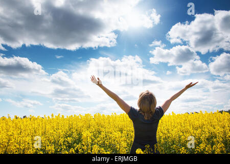 Giovane donna sul campo rapesed Foto Stock