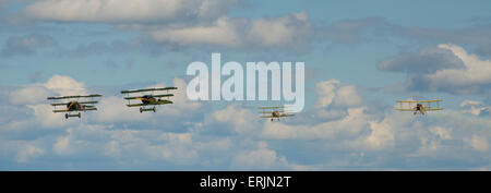 Aircraft of the Great War Display Team che mostra il triplano Fokker DR1 seguito dal Nieuport 17. Il Nieuport 17 è stato un bip francese Foto Stock