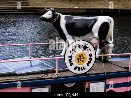 La piena Moo, gelato barca sul fiume Ouse al fianco di York del Museo Giardini, città di York, England, Regno Unito Foto Stock