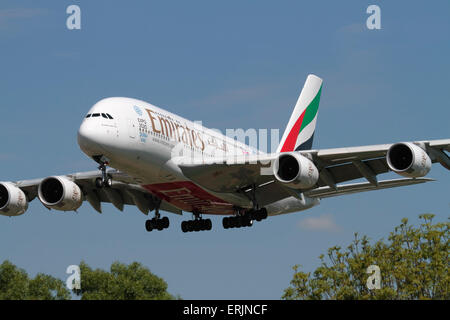 Emirates Airline Airbus A380 grande quattro-motore long haul aereo di linea sulla rotta di avvicinamento all'Aeroporto di Londra Heathrow. Vista frontale closeup. Foto Stock