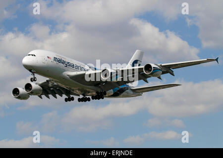 Malaysia Airlines Airbus A380 di lungo raggio piano a getto, noto come il superjumbo, sulla rotta di avvicinamento all'aeroporto di Heathrow Foto Stock