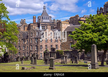 Candlemaker Row nella Cittã Vecchia di Edimburgo, visto dalla Greyfriars Kirkyard. Foto Stock