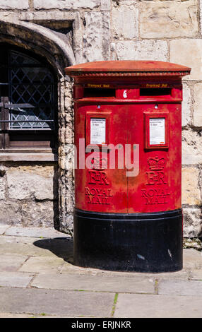Royal Mail casella postale, casella montante, con doppia apertura, Exhibition Square, città di York, England, Regno Unito Foto Stock