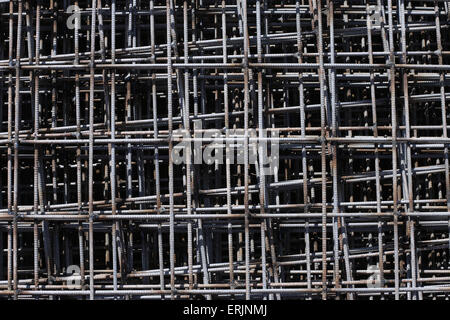 Pila di rebar griglie sul sito di costruzione Foto Stock