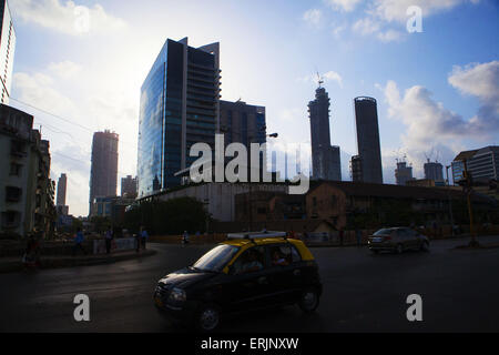 Mumbai, India. 28 Maggio, 2015. 28 Maggio 2015 - Mumbai - India.Molti ultra lussuoso torri residenziali compreso il mondo uno (destra) stanno arrivando fino a Lower Parel. © Subhash Sharma/ZUMA filo/ZUMAPRESS.com/Alamy Live News Foto Stock