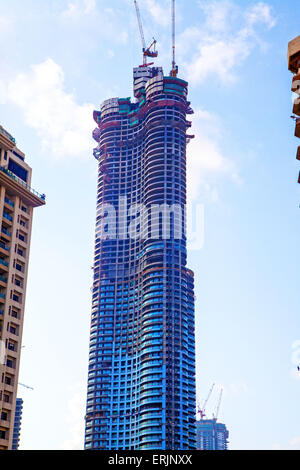 Mumbai, India. 28 Maggio, 2015. 28 Maggio 2015 - Mumbai - India.Costruzione in pieno svolgimento al mondo un complesso di torri a Lower Parel.World è un supertall grattacielo residenziale in costruzione in Mumbai, India. Esso si trova in Lower Parel entro Mumbai sul 7.1-ettaro (17,5-acro) defunta Shrinivas sito del mulino.Il progetto avrà un costo di ?20 miliardi (US$320 milioni) e dovrebbe essere completato nel 2016, diventando più alte del mondo torre residenziale.World un architetto è Pei Cobb liberato & Partners e il progettista è Leslie E. Robertson Associates. Appartamento prezzi in Foto Stock