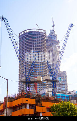 Mumbai, India. 28 Maggio, 2015. 28 Maggio 2015 - Mumbai - India.Costruzione in pieno svolgimento al mondo un complesso di torri a Lower Parel.World è un supertall grattacielo residenziale in costruzione in Mumbai, India. Esso si trova in Lower Parel entro Mumbai sul 7.1-ettaro (17,5-acro) defunta Shrinivas sito del mulino.Il progetto avrà un costo di ?20 miliardi (US$320 milioni) e dovrebbe essere completato nel 2016, diventando più alte del mondo torre residenziale.World un architetto è Pei Cobb liberato & Partners e il progettista è Leslie E. Robertson Associates. Appartamento prezzi in Foto Stock