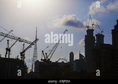 Mumbai, India. 28 Maggio, 2015. 28 Maggio 2015 - Mumbai - India.Costruzione in pieno svolgimento al mondo un complesso di torri a Lower Parel.World è un supertall grattacielo residenziale in costruzione in Mumbai, India. Esso si trova in Lower Parel entro Mumbai sul 7.1-ettaro (17,5-acro) defunta Shrinivas sito del mulino.Il progetto avrà un costo di ?20 miliardi (US$320 milioni) e dovrebbe essere completato nel 2016, diventando più alte del mondo torre residenziale.World un architetto è Pei Cobb liberato & Partners e il progettista è Leslie E. Robertson Associates. Appartamento prezzi in Foto Stock