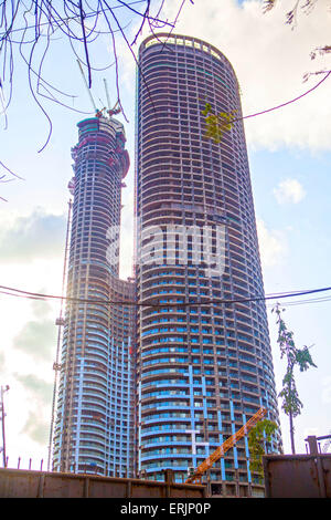 Mumbai, India. 28 Maggio, 2015. 28 Maggio 2015 - Mumbai - India.Costruzione in pieno svolgimento al mondo un complesso di torri a Lower Parel.World è un supertall grattacielo residenziale in costruzione in Mumbai, India. Esso si trova in Lower Parel entro Mumbai sul 7.1-ettaro (17,5-acro) defunta Shrinivas sito del mulino.Il progetto avrà un costo di ?20 miliardi (US$320 milioni) e dovrebbe essere completato nel 2016, diventando più alte del mondo torre residenziale.World un architetto è Pei Cobb liberato & Partners e il progettista è Leslie E. Robertson Associates. Appartamento prezzi in Foto Stock