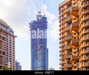 Mumbai, India. 28 Maggio, 2015. 28 Maggio 2015 - Mumbai - India.Costruzione in pieno svolgimento al mondo un complesso di torri a Lower Parel.World è un supertall grattacielo residenziale in costruzione in Mumbai, India. Esso si trova in Lower Parel entro Mumbai sul 7.1-ettaro (17,5-acro) defunta Shrinivas sito del mulino.Il progetto avrà un costo di ?20 miliardi (US$320 milioni) e dovrebbe essere completato nel 2016, diventando più alte del mondo torre residenziale.World un architetto è Pei Cobb liberato & Partners e il progettista è Leslie E. Robertson Associates. Appartamento prezzi in Foto Stock