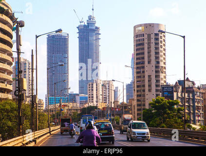 Mumbai, India. 28 Maggio, 2015. 28 Maggio 2015 - Mumbai - India.Molti ultra lussuoso torri residenziali compreso il mondo uno (centro) stanno arrivando fino a Lower Parel. © Subhash Sharma/ZUMA filo/ZUMAPRESS.com/Alamy Live News Foto Stock