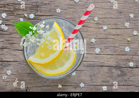 Il sambuco limonata con ghiaccio sul vecchio tavolo legno Foto Stock